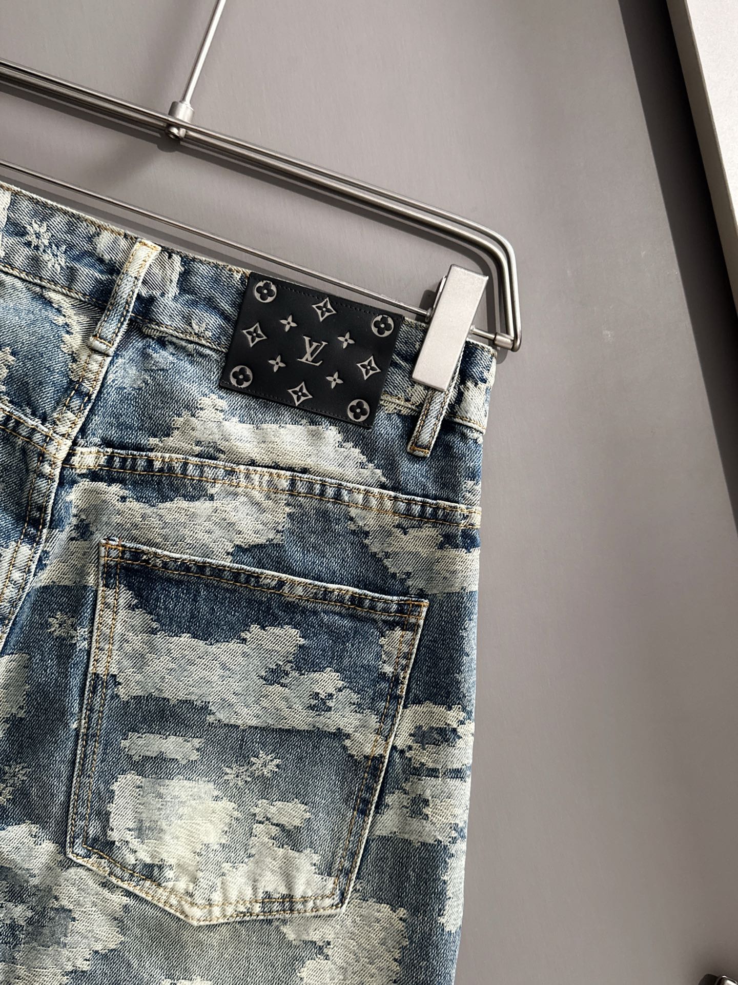 LV A貨迷彩牛仔短褲 抽象壓印設計 潮流高街風範｜歐美奢侈品精品推薦