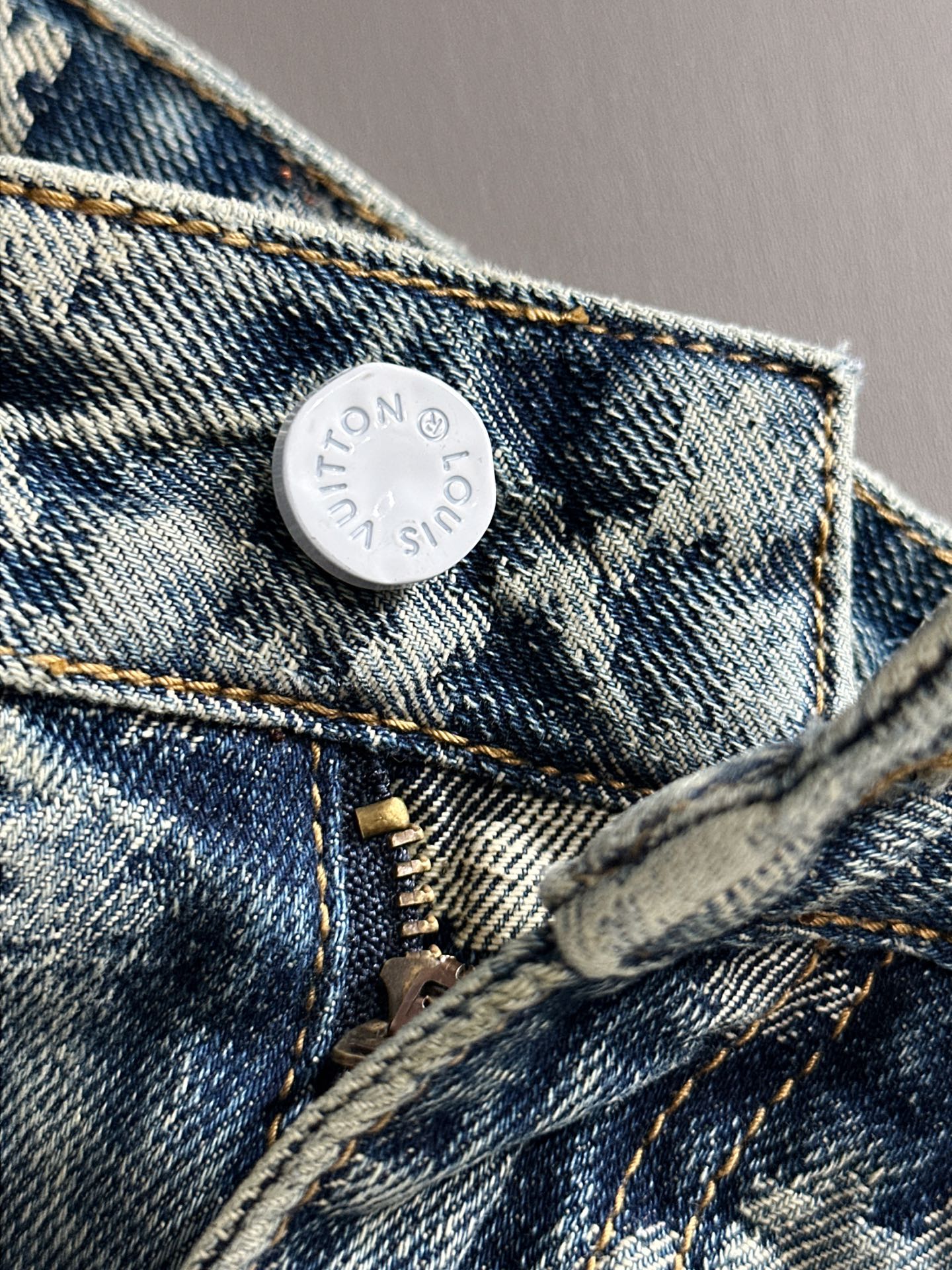 LV A貨迷彩牛仔短褲 抽象壓印設計 潮流高街風範｜歐美奢侈品精品推薦