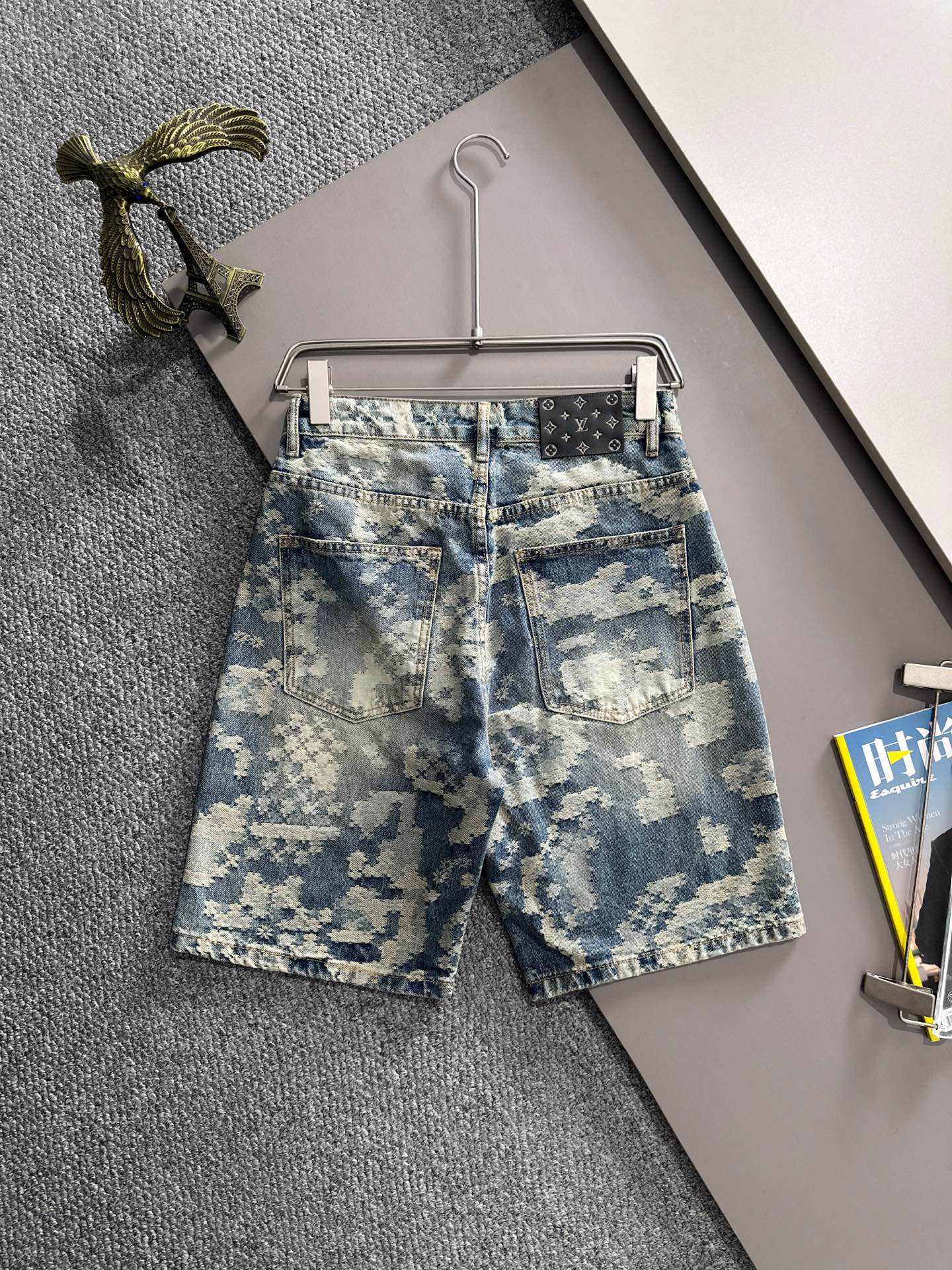 LV A貨迷彩牛仔短褲 抽象壓印設計 潮流高街風範｜歐美奢侈品精品推薦