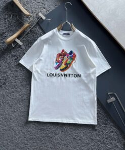 LV 高仿白色短袖T恤 彩色球鞋印花設計 男士街頭潮流風格