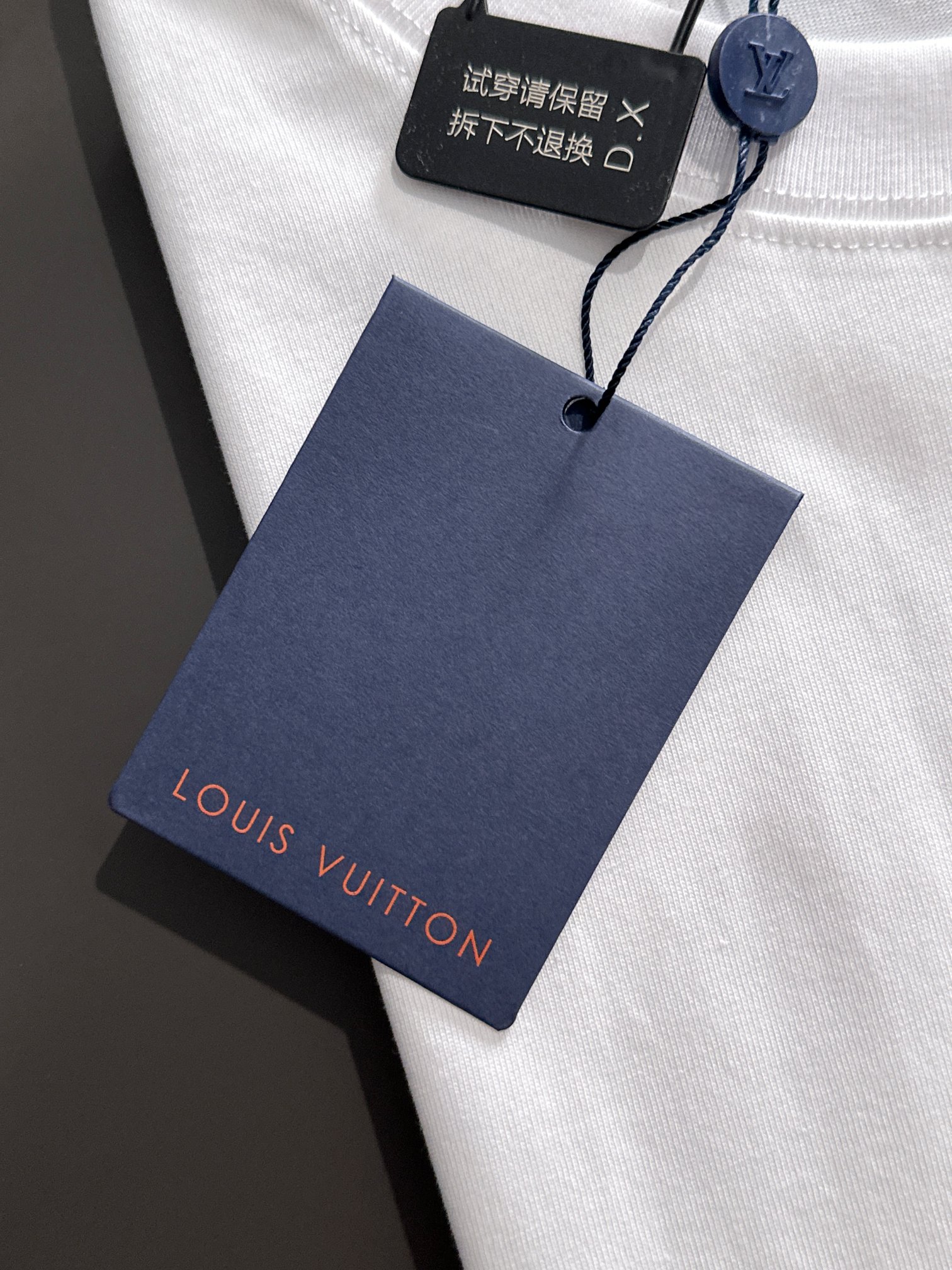 LV原單白色短袖T恤立體刺繡LOGO簡約設計感男士夏日百搭款｜歐美奢侈品精品推薦