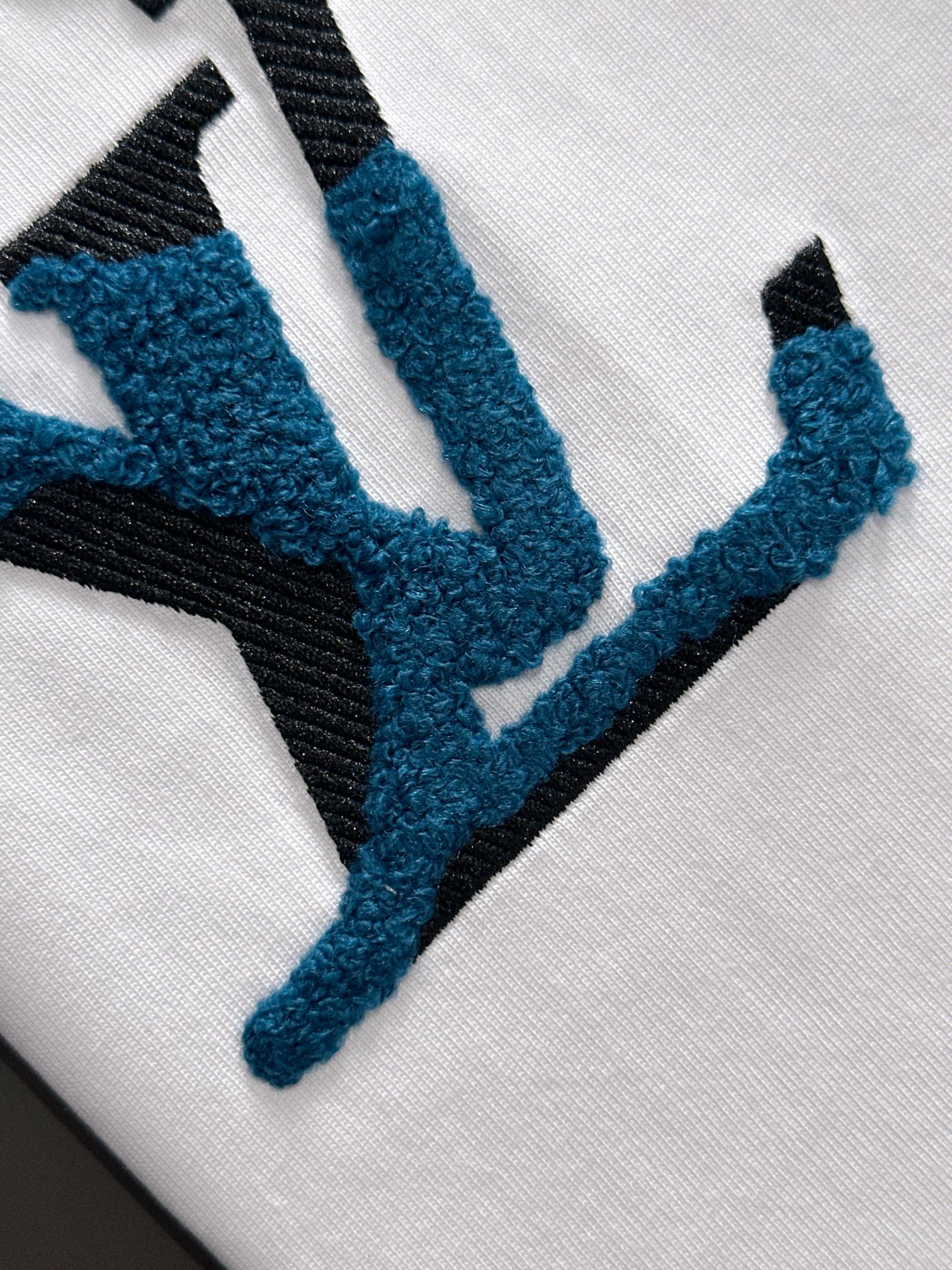 LV原單白色短袖T恤立體刺繡LOGO簡約設計感男士夏日百搭款｜歐美奢侈品精品推薦