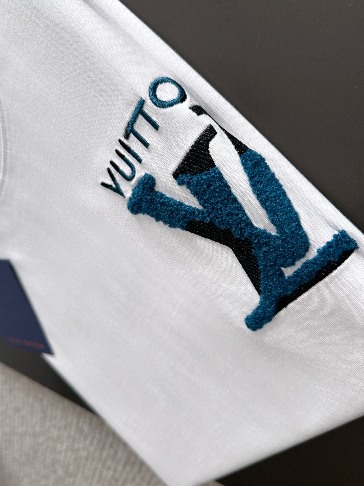 LV原單白色短袖T恤立體刺繡LOGO簡約設計感男士夏日百搭款｜歐美奢侈品精品推薦