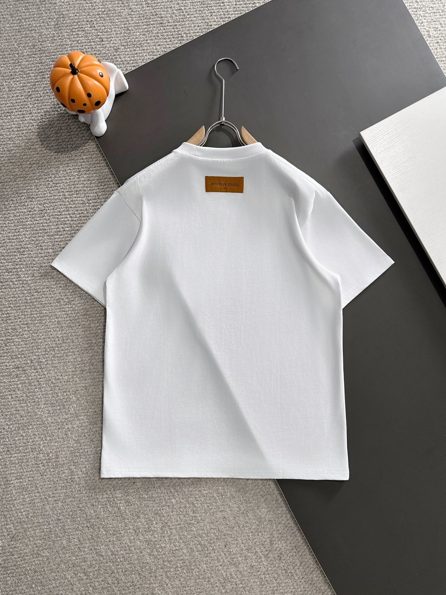 LV原單白色短袖T恤立體刺繡LOGO簡約設計感男士夏日百搭款｜歐美奢侈品精品推薦