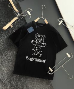 LV 精品仿製熊熊圖案黑T 純棉可愛風格男款短袖上衣設計感十足