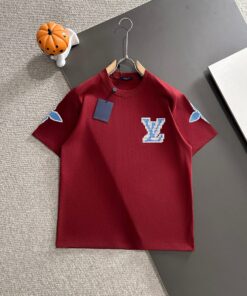 LV 精品仿製酒紅短袖T恤 藍白Logo刺繡 袖部花紋設計亮眼款