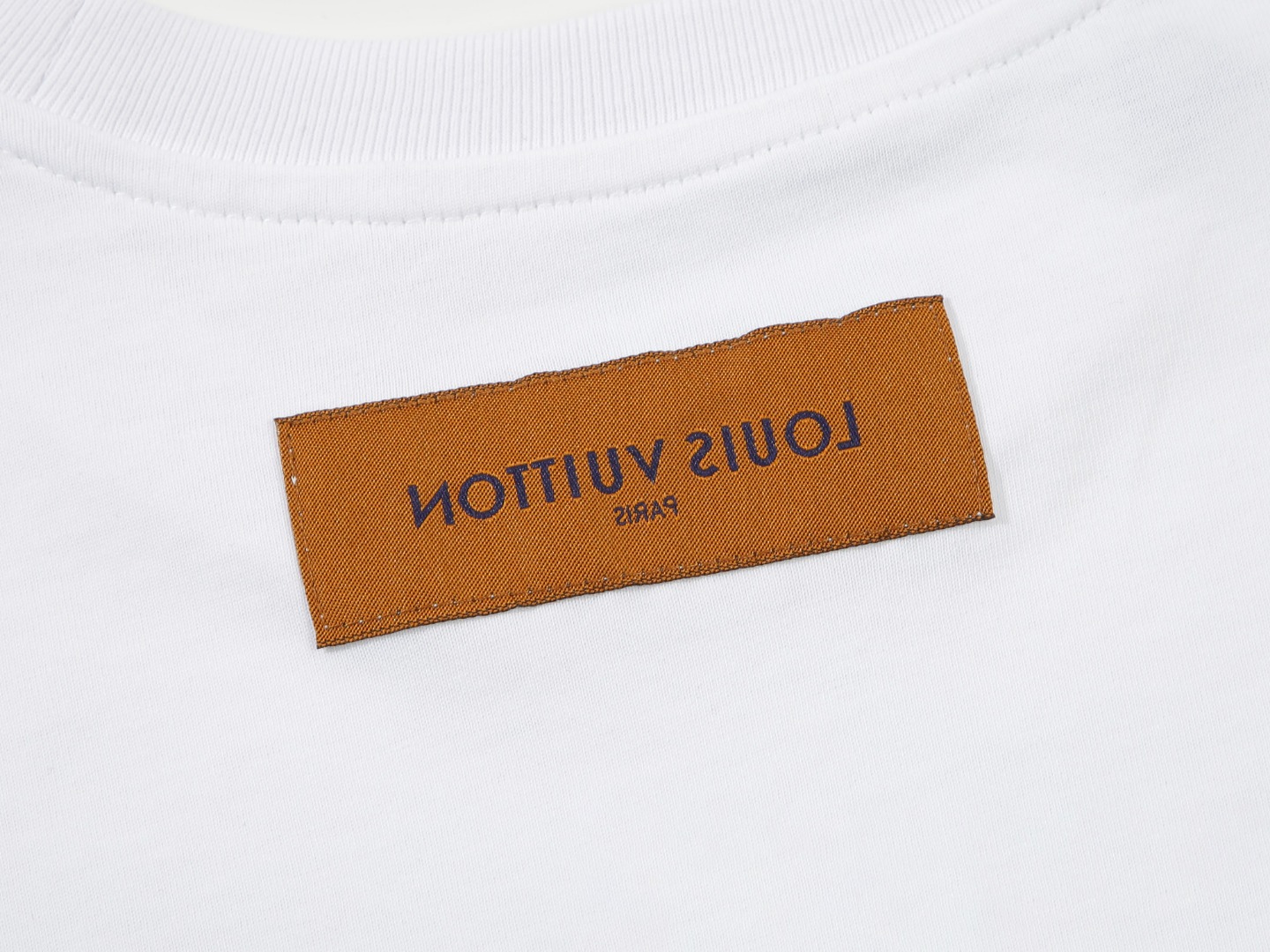 LV精品仿製白色短袖T恤插畫風彩色LOGO設計潮感男裝百搭單品｜歐美奢侈品精品推薦