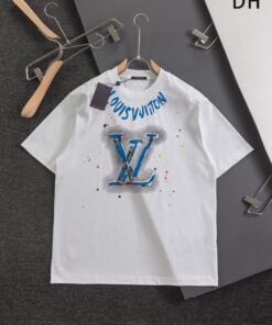 LV 一比一白色短袖T恤 噴漆字體LOGO設計 男士潮流街頭感