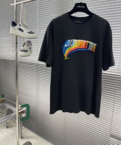LV高仿彩虹刺繡LOGO黑T 活潑撞色字樣百搭款