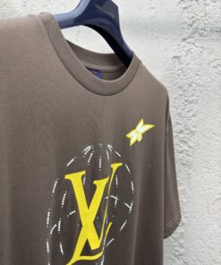 LV高仿棕色短T螢光黃LOGO設計潮感日常搭配款