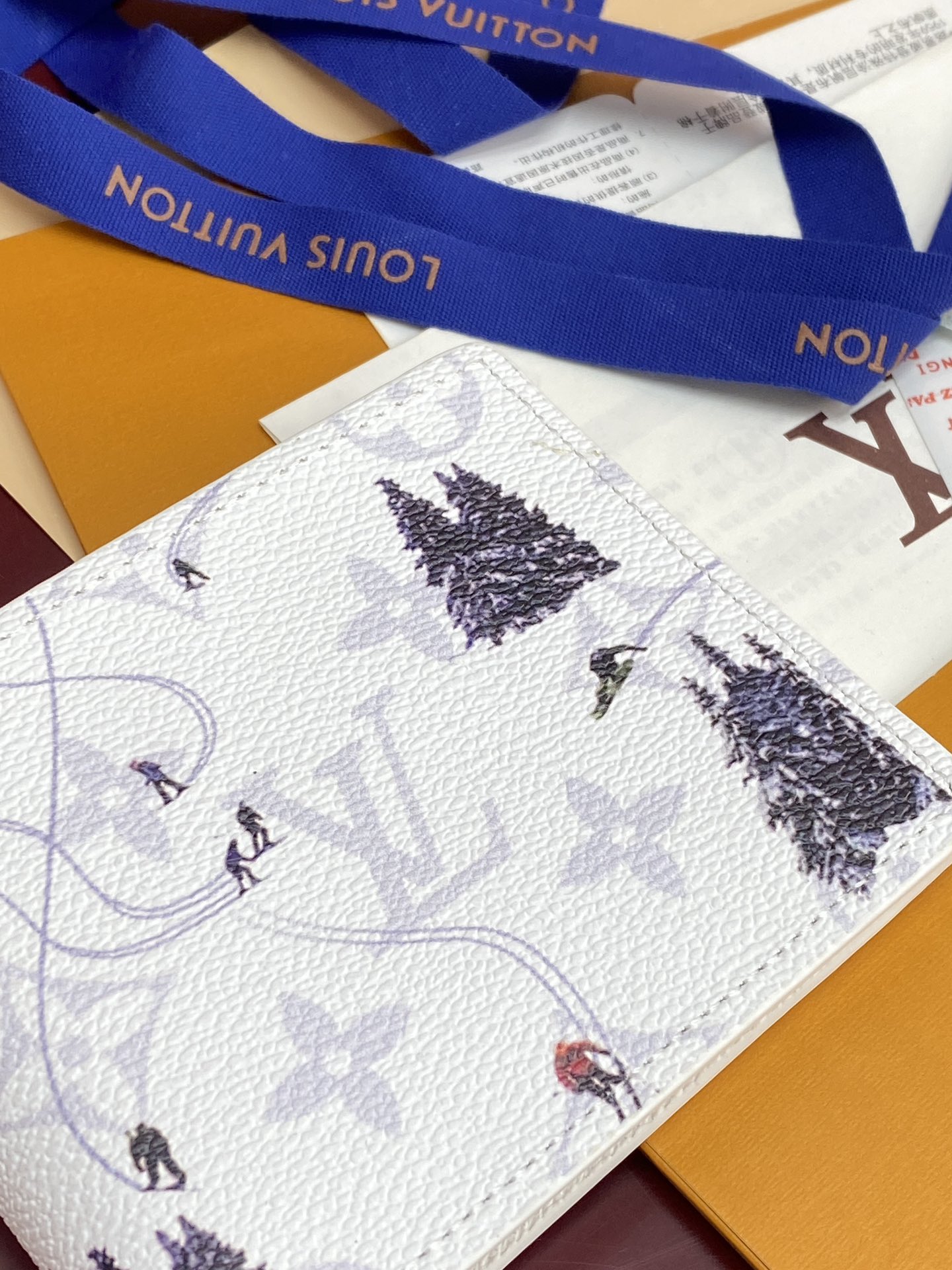 LV 一比一滑雪圖案短夾 白色冬日Monogram印花人氣款｜歐美奢侈品精品推薦