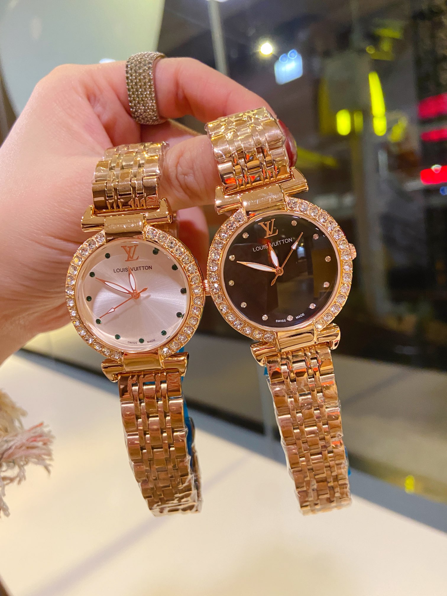 LV高仿滿鑽玫瑰金對錶組 銀面黑面雙色 女士精品仿製錶 經典圓形設計｜歐美奢侈品精品推薦