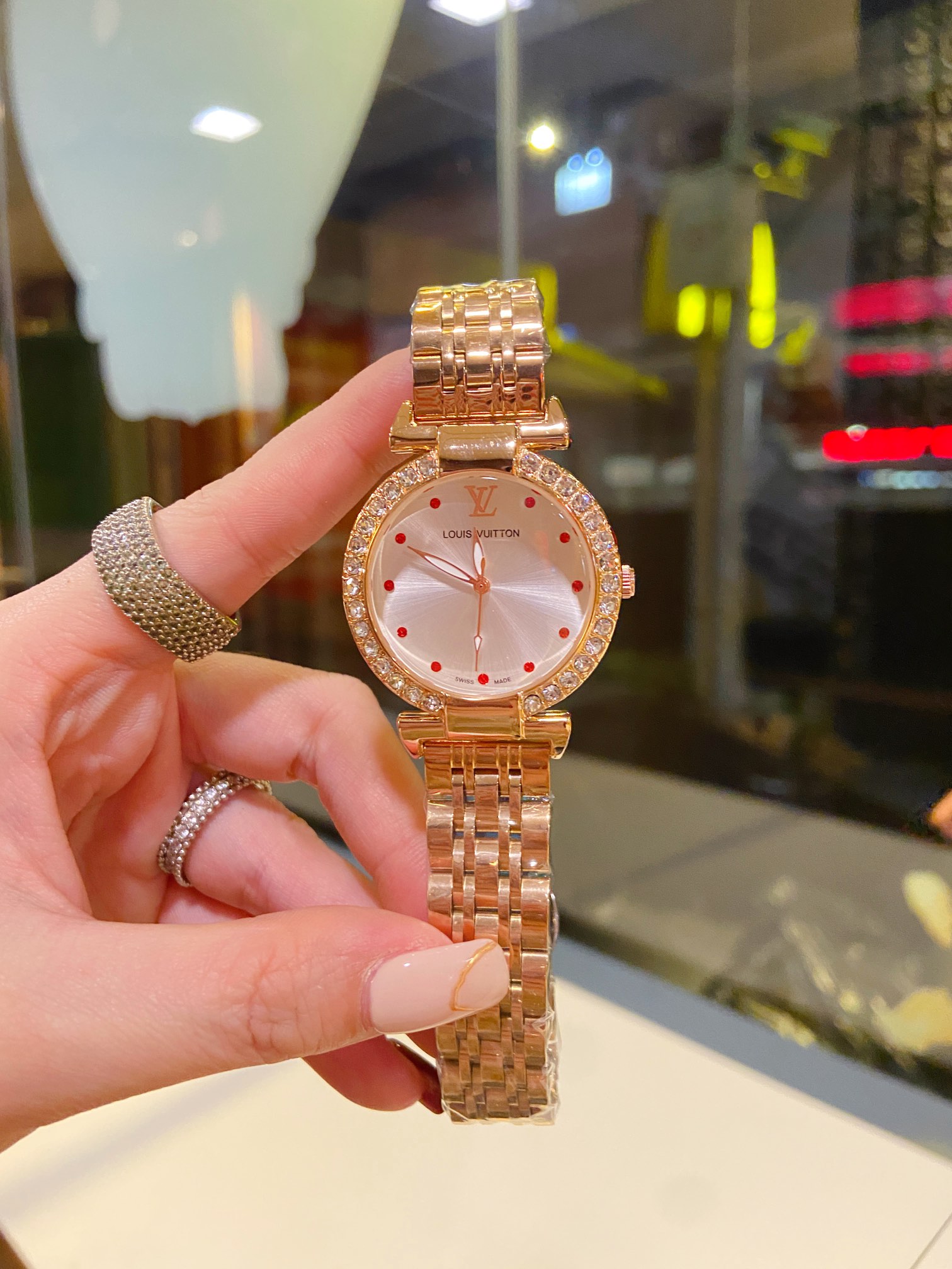 LV高仿滿鑽玫瑰金對錶組 銀面黑面雙色 女士精品仿製錶 經典圓形設計｜歐美奢侈品精品推薦