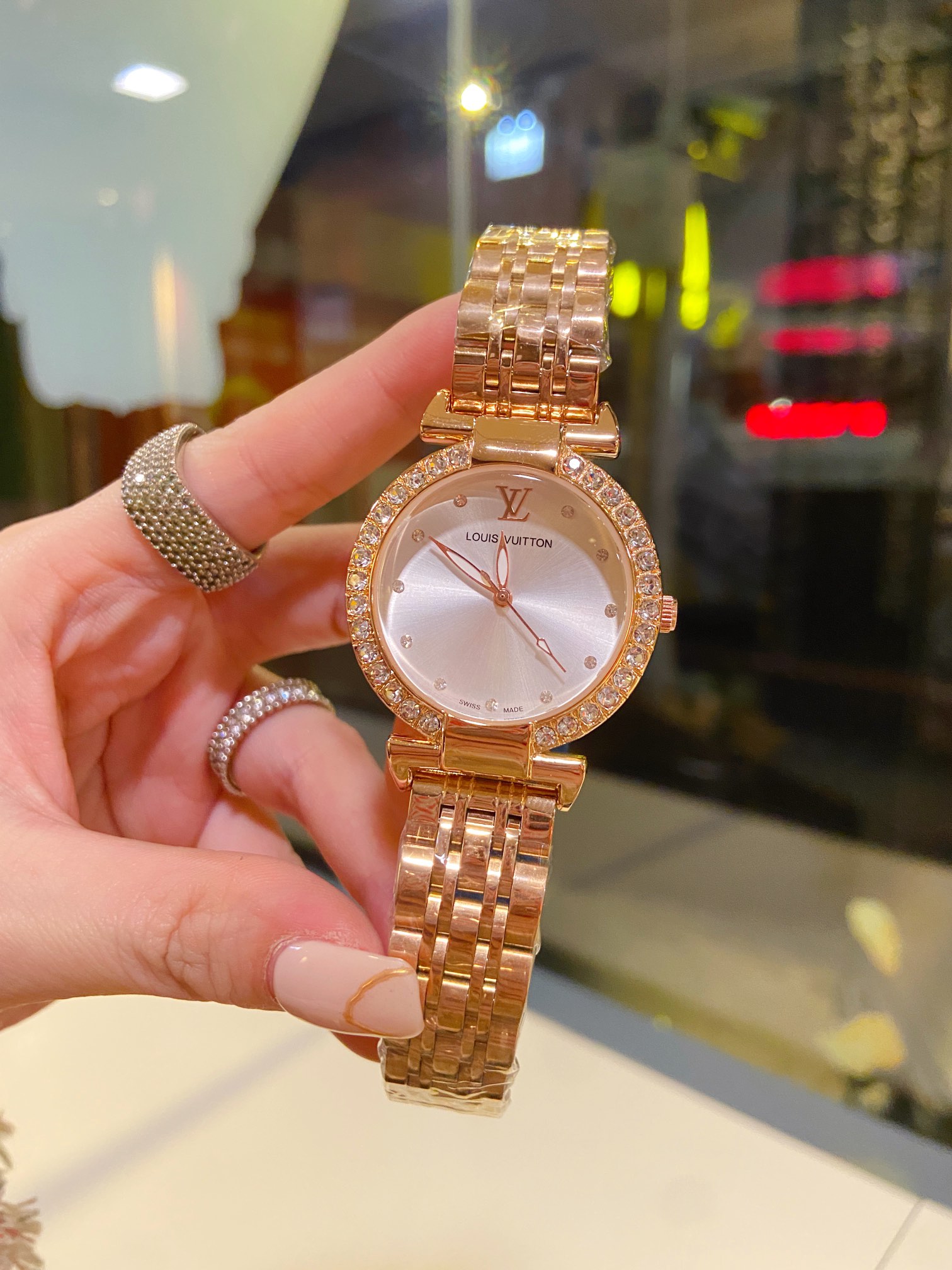 LV高仿滿鑽玫瑰金對錶組 銀面黑面雙色 女士精品仿製錶 經典圓形設計｜歐美奢侈品精品推薦