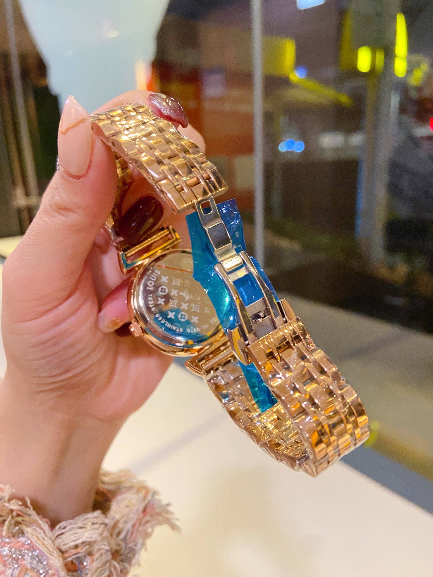 LV高仿滿鑽玫瑰金對錶組 銀面黑面雙色 女士精品仿製錶 經典圓形設計｜歐美奢侈品精品推薦