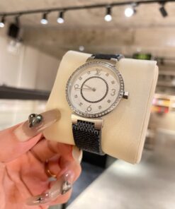 LV一比一白面鑽圈女錶 黑編織皮錶帶 經典LV字樣設計 時尚耐看款