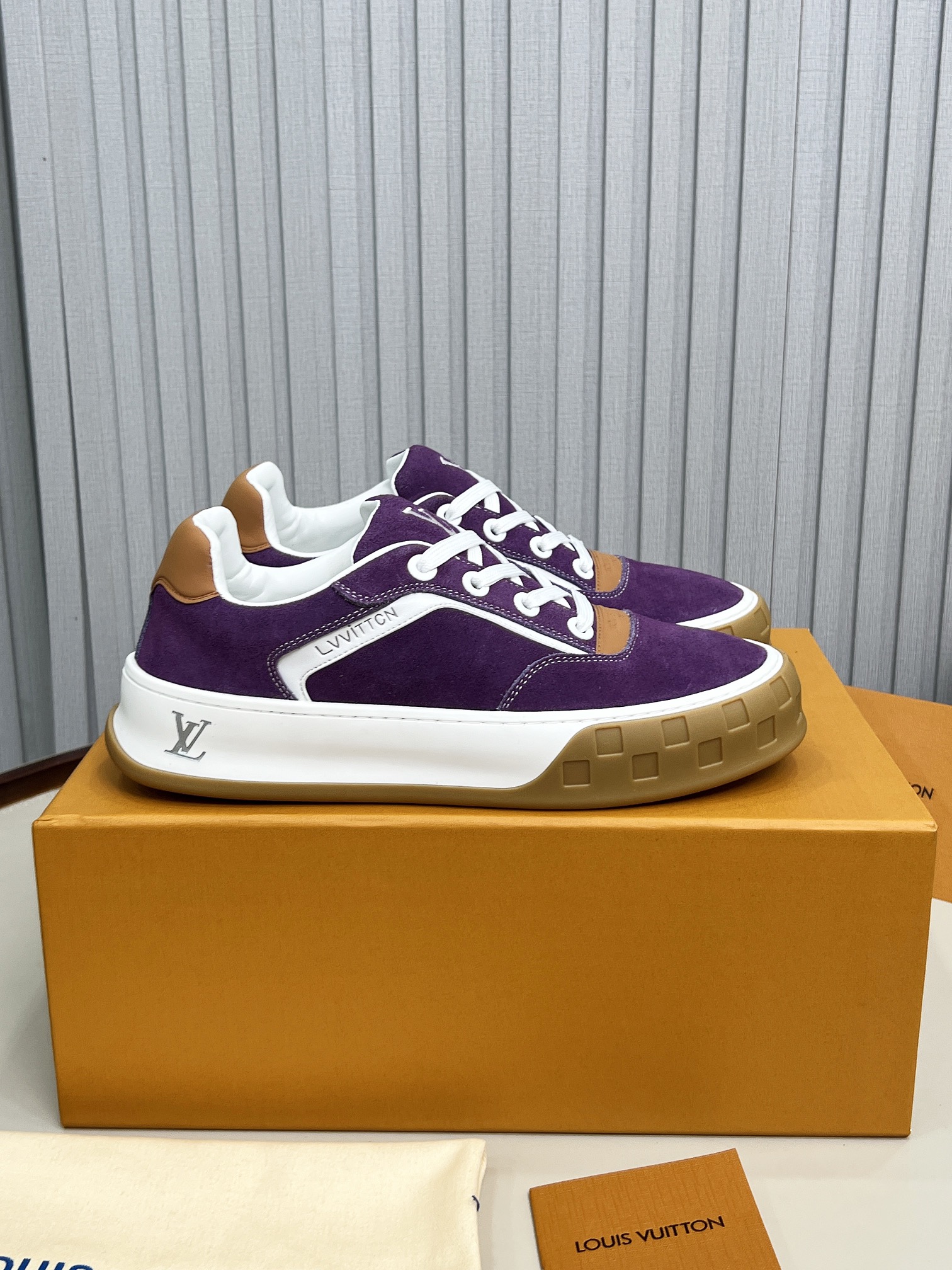 LV 一比一紫色麂皮休閒鞋 厚底設計撞色鞋帶款 2025亮眼新作｜歐美奢侈品精品推薦