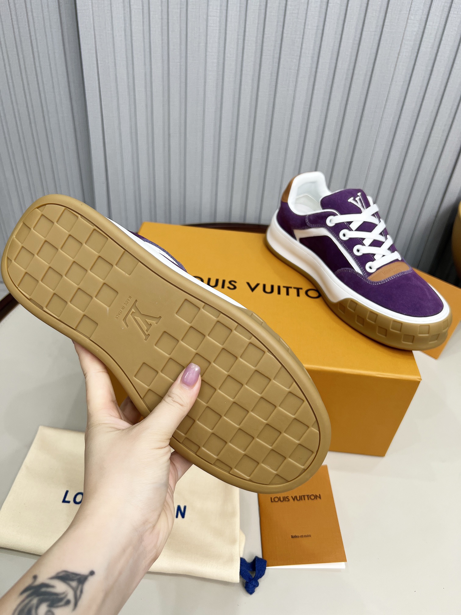 LV 一比一紫色麂皮休閒鞋 厚底設計撞色鞋帶款 2025亮眼新作｜歐美奢侈品精品推薦