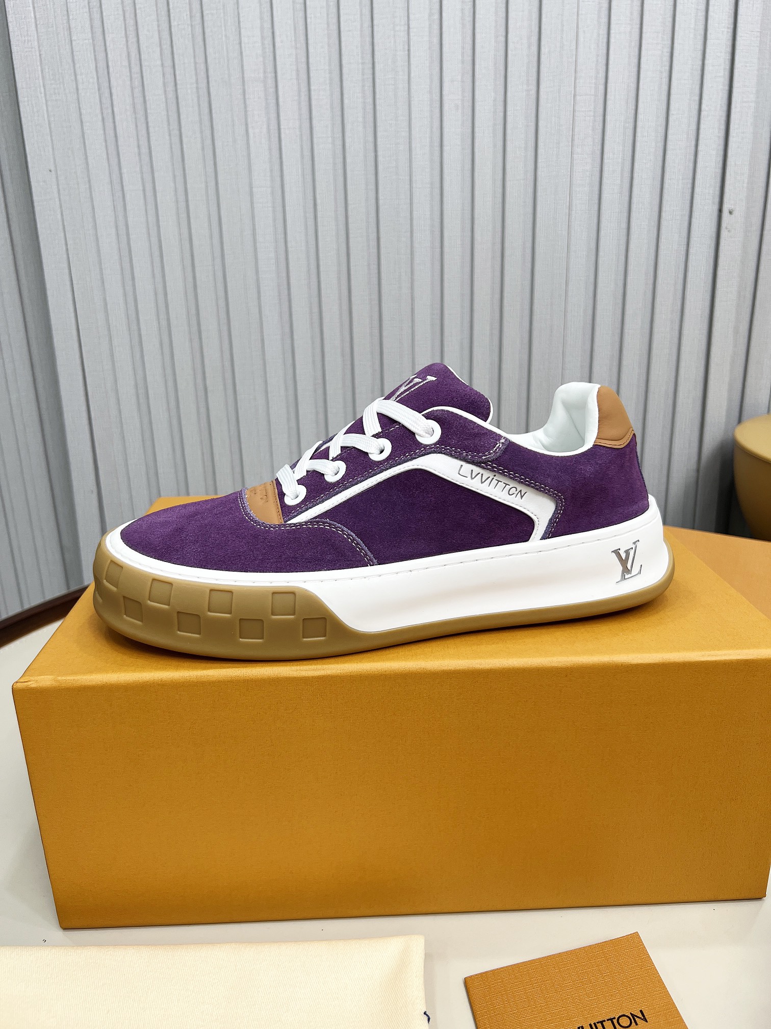 LV 一比一紫色麂皮休閒鞋 厚底設計撞色鞋帶款 2025亮眼新作｜歐美奢侈品精品推薦