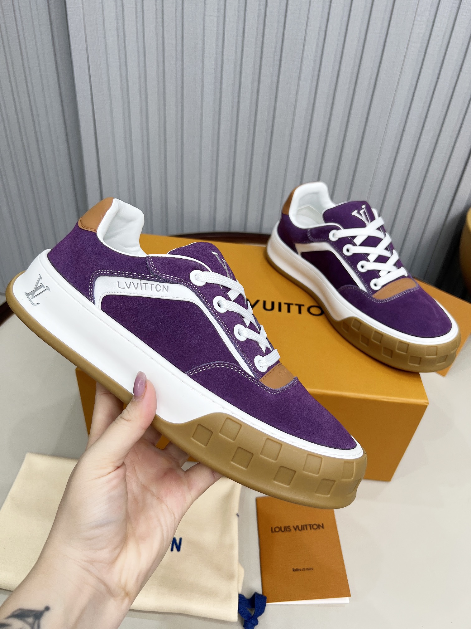 LV 一比一紫色麂皮休閒鞋 厚底設計撞色鞋帶款 2025亮眼新作｜歐美奢侈品精品推薦