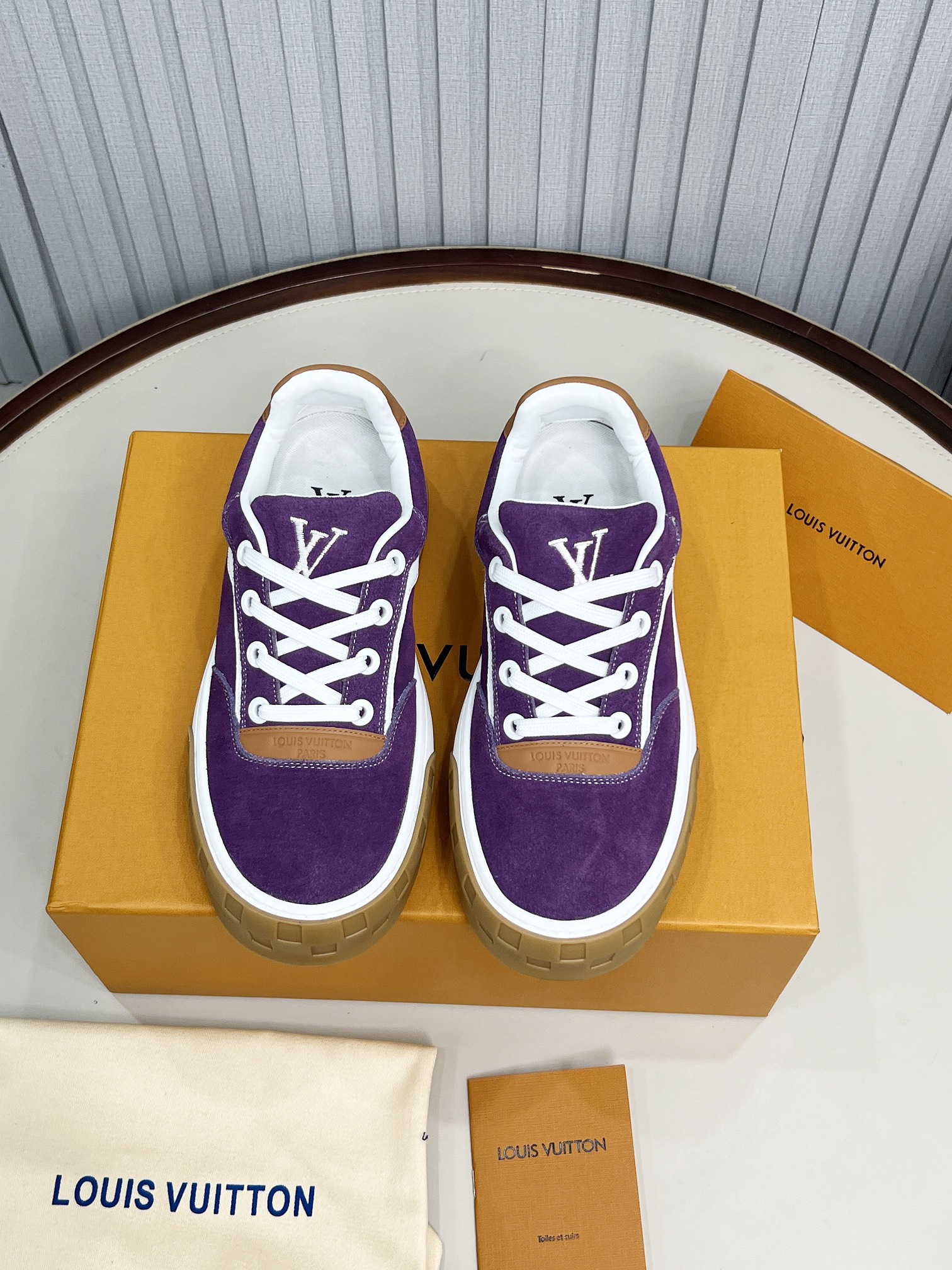 LV 一比一紫色麂皮休閒鞋 厚底設計撞色鞋帶款 2025亮眼新作｜歐美奢侈品精品推薦