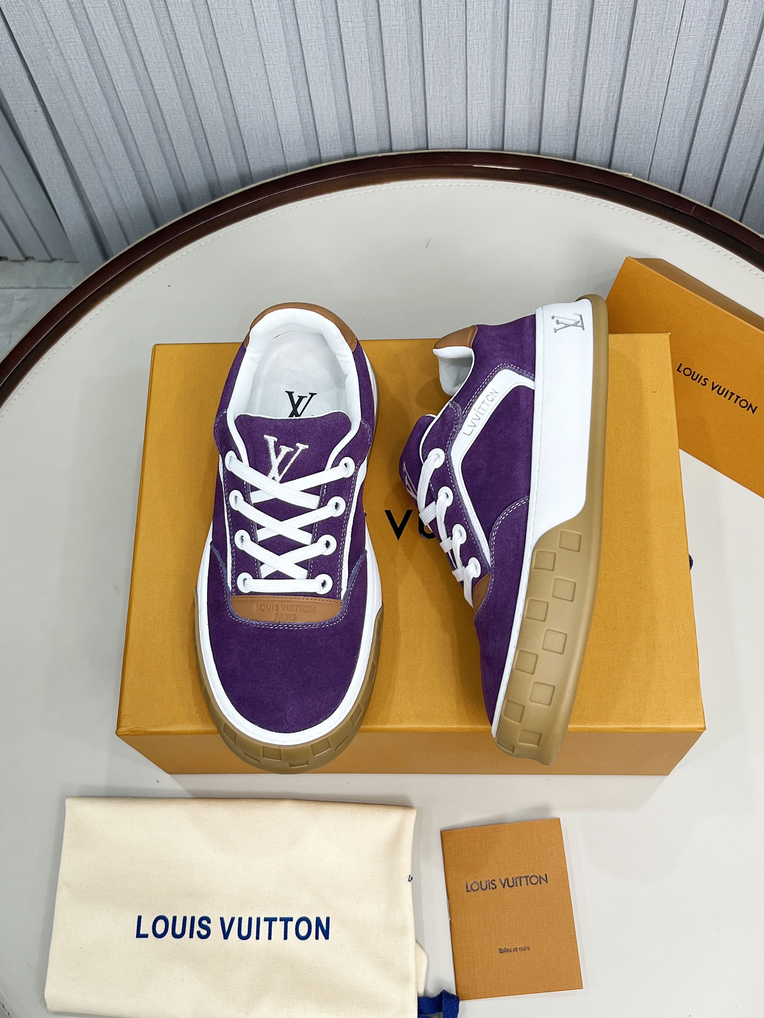 LV 一比一紫色麂皮休閒鞋 厚底設計撞色鞋帶款 2025亮眼新作｜歐美奢侈品精品推薦