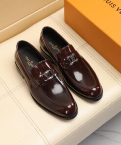 LV 高仿酒紅色亮面樂福鞋 金屬LV飾扣優雅紳士鞋款