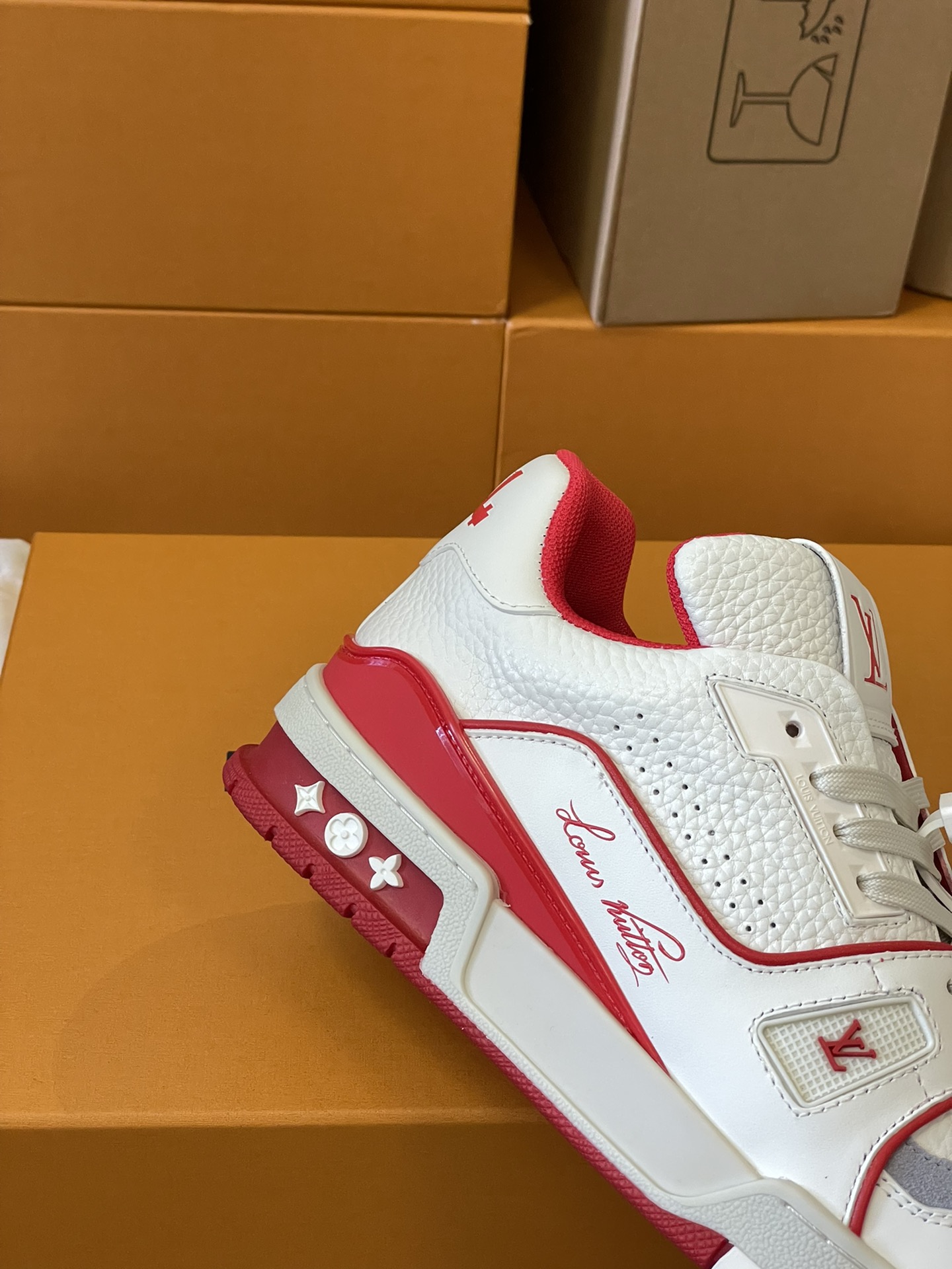 LV A貨紅白撞色運動鞋 活力設計吸睛日常穿搭推薦｜歐美奢侈品精品推薦