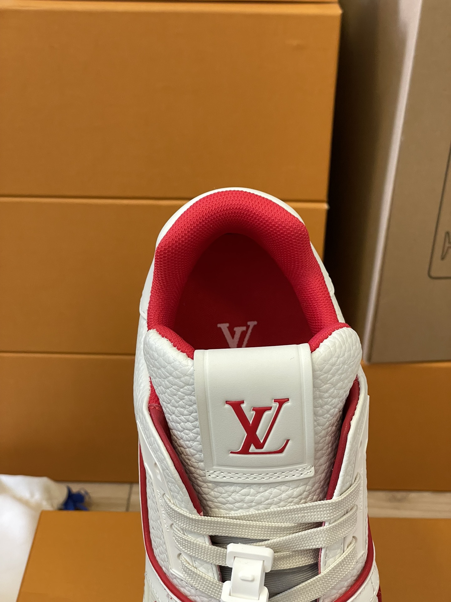 LV A貨紅白撞色運動鞋 活力設計吸睛日常穿搭推薦｜歐美奢侈品精品推薦