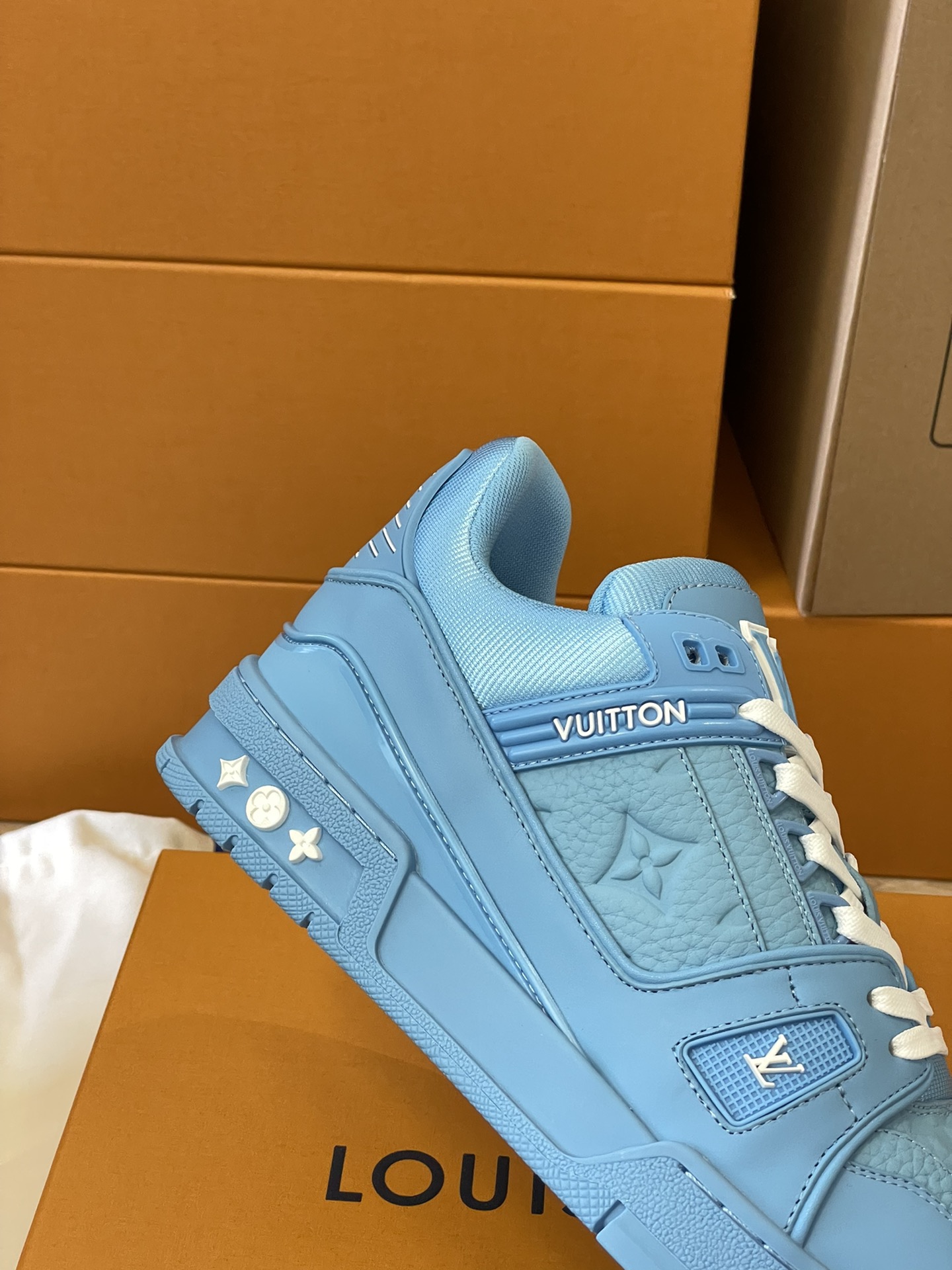 LV 原單天空藍運動鞋 全皮雕花款 夏季沁涼限定版｜歐美奢侈品精品推薦