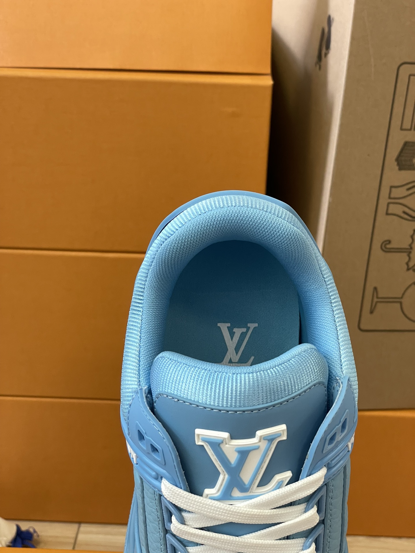 LV 原單天空藍運動鞋 全皮雕花款 夏季沁涼限定版｜歐美奢侈品精品推薦