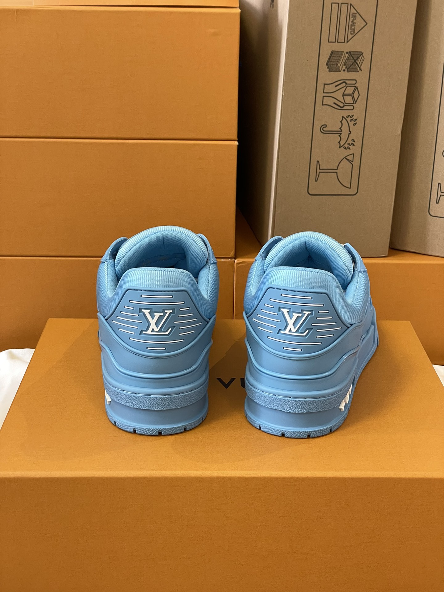 LV 原單天空藍運動鞋 全皮雕花款 夏季沁涼限定版｜歐美奢侈品精品推薦