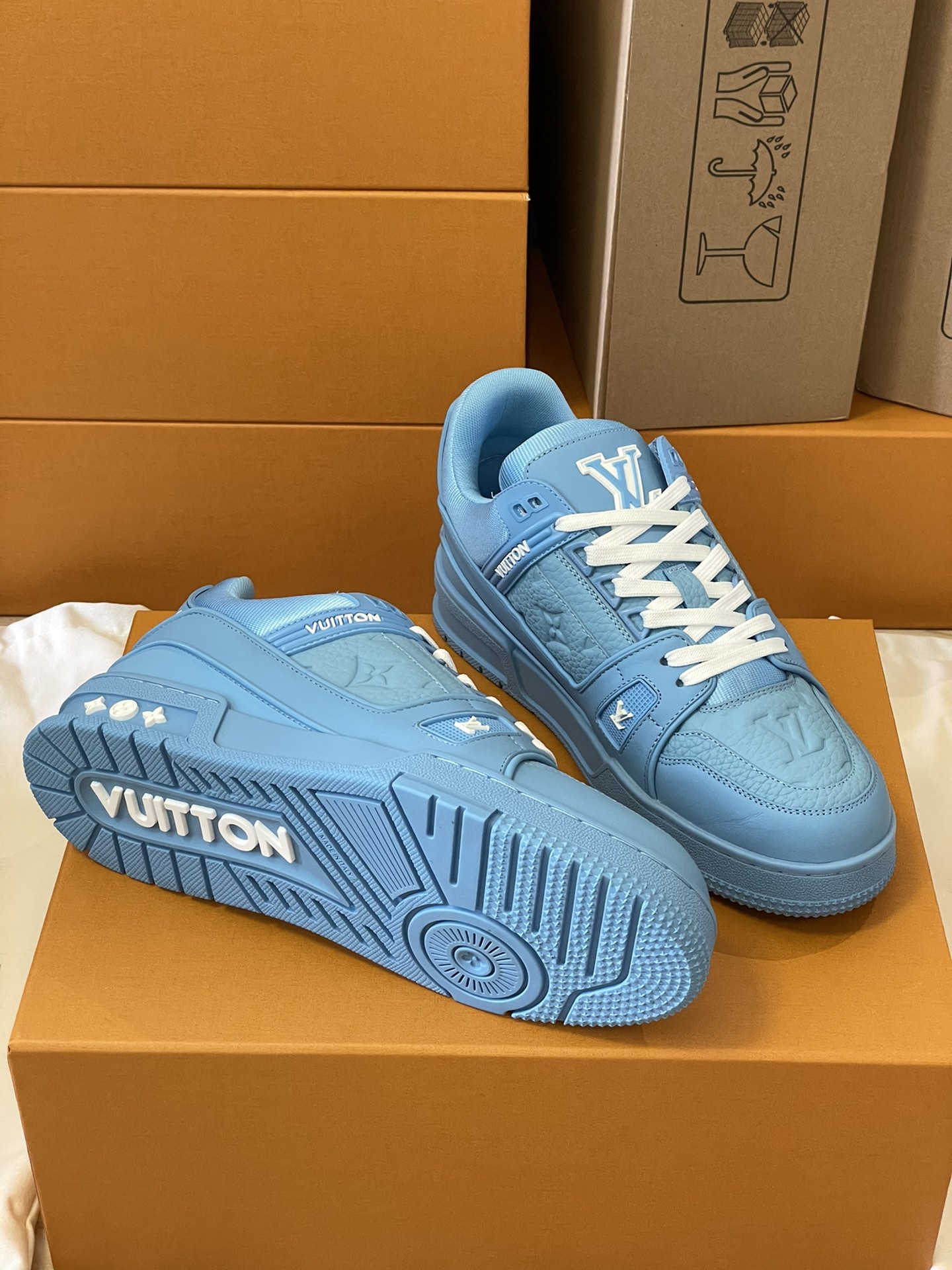LV 原單天空藍運動鞋 全皮雕花款 夏季沁涼限定版｜歐美奢侈品精品推薦