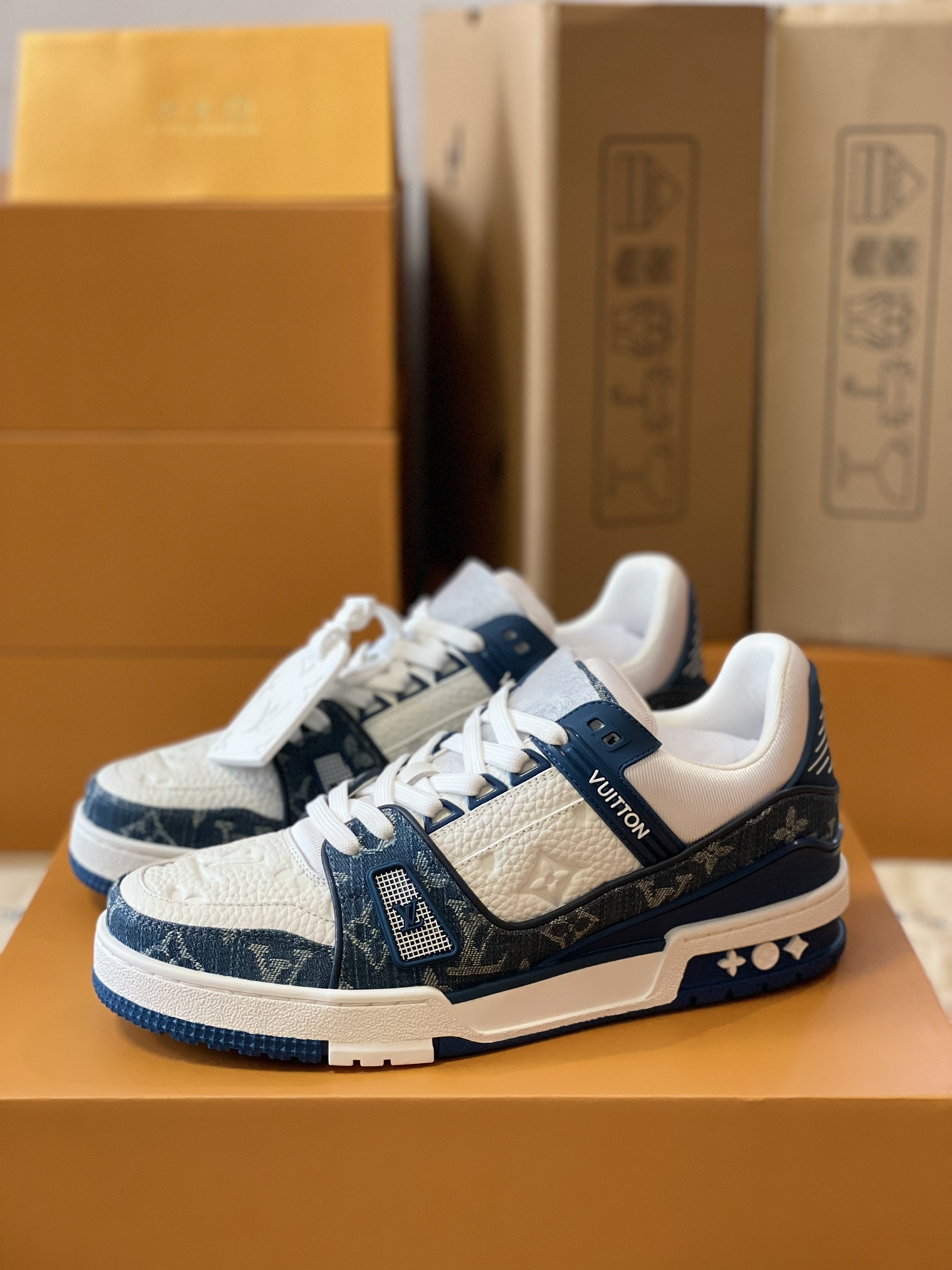 LV 原單藍白拼接運動鞋 Monogram布面 精緻壓紋細節同步原版｜歐美奢侈品精品推薦