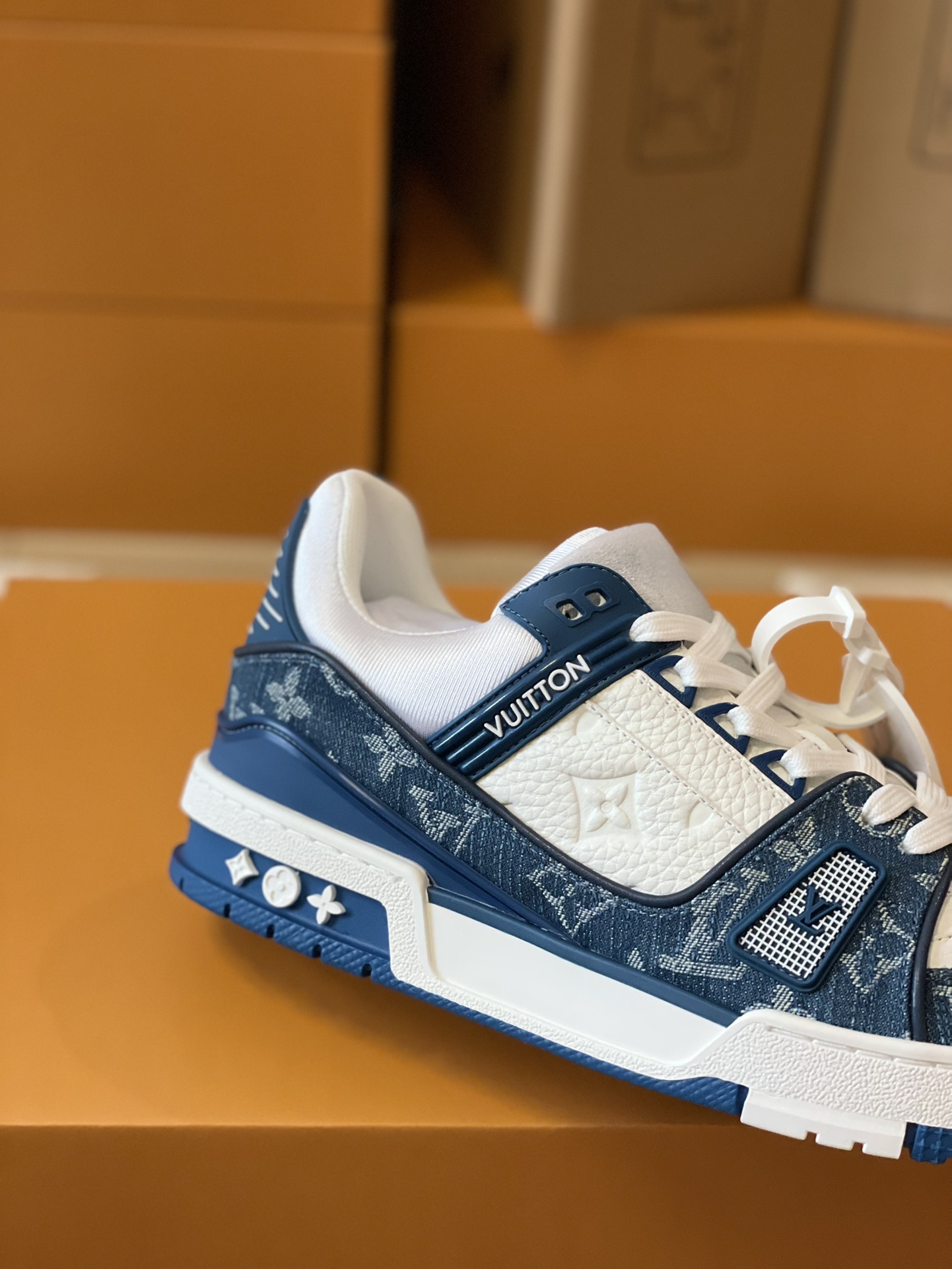 LV 原單藍白拼接運動鞋 Monogram布面 精緻壓紋細節同步原版｜歐美奢侈品精品推薦