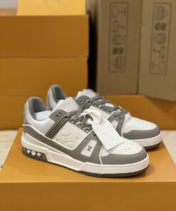 LV 精品仿製低筒運動鞋 灰白配色 立體壓紋細節 百搭沈穩日常之選