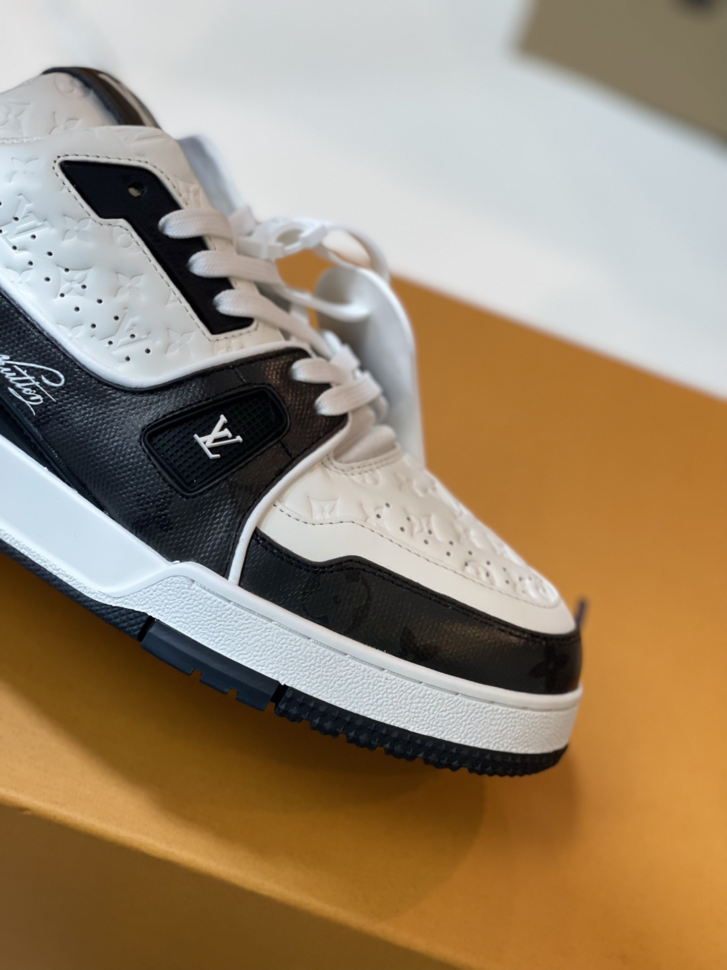 LV A貨黑白撞色運動鞋 立體壓紋設計 潮感男生日常穿搭必備｜歐美奢侈品精品推薦