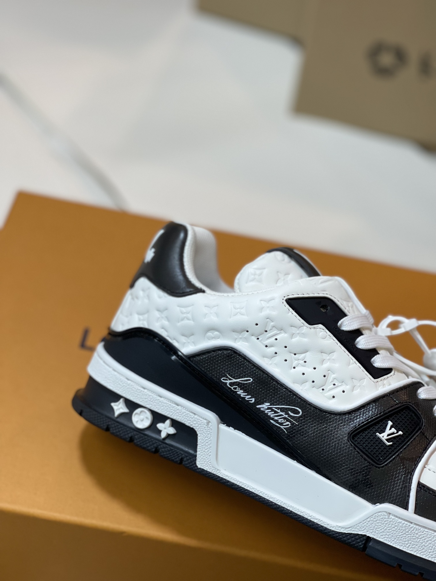 LV A貨黑白撞色運動鞋 立體壓紋設計 潮感男生日常穿搭必備｜歐美奢侈品精品推薦