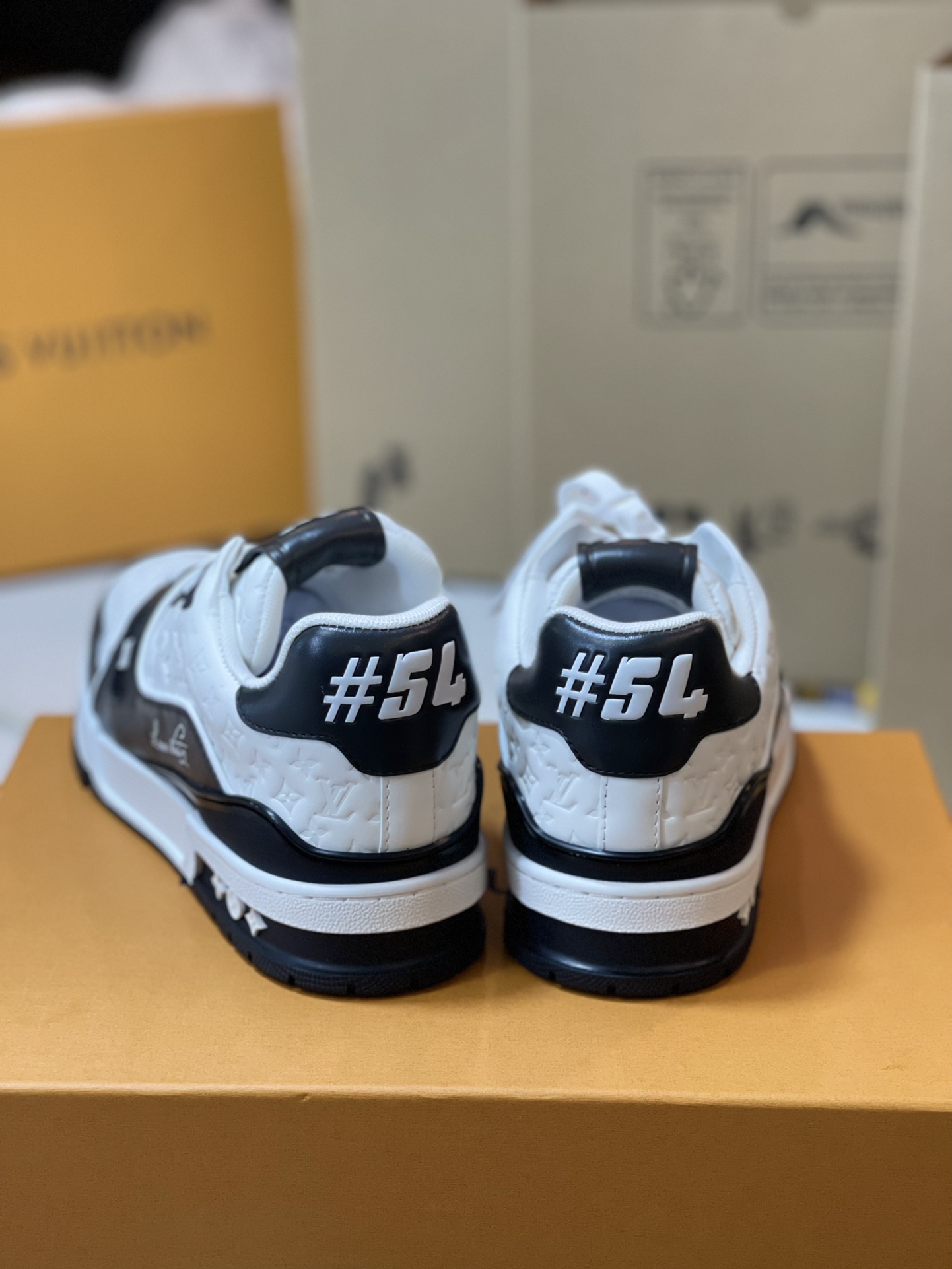 LV A貨黑白撞色運動鞋 立體壓紋設計 潮感男生日常穿搭必備｜歐美奢侈品精品推薦