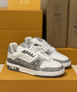 LV 一比一灰白配色運動鞋 經典字紋設計 潮流百搭款式強勢登場