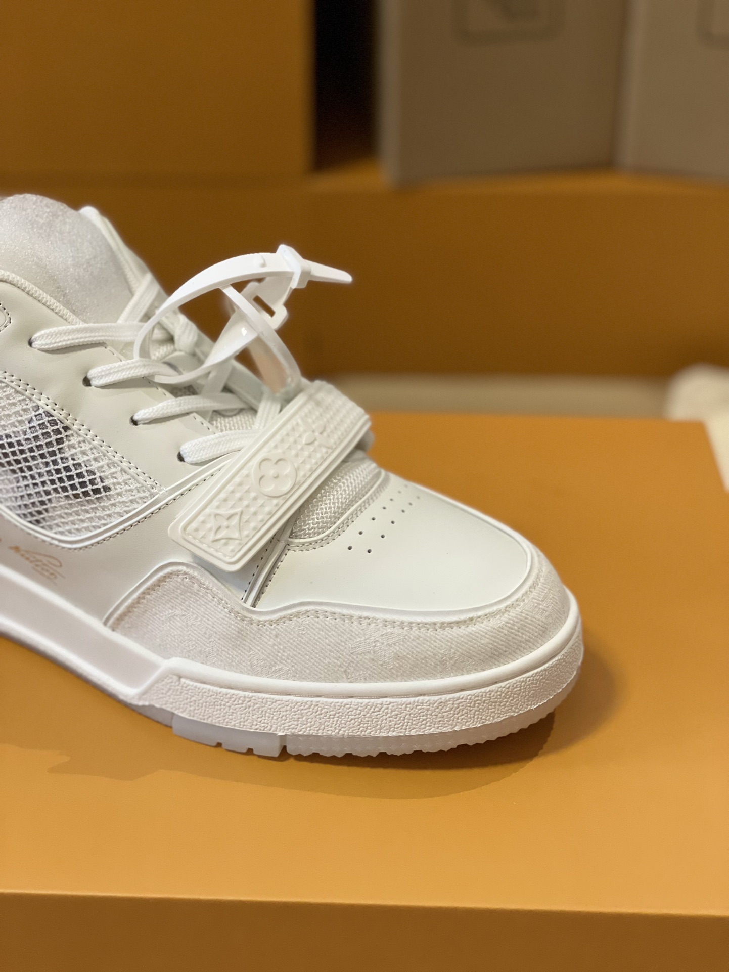 LV 精品仿製全白籃球鞋 網布拼接簡約Monogram刺繡潮鞋｜歐美奢侈品精品推薦