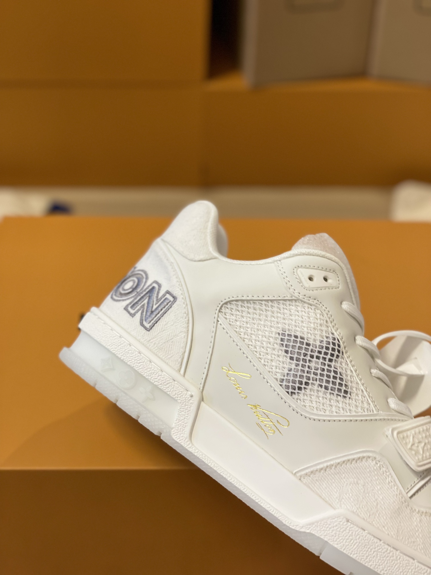 LV 精品仿製全白籃球鞋 網布拼接簡約Monogram刺繡潮鞋｜歐美奢侈品精品推薦