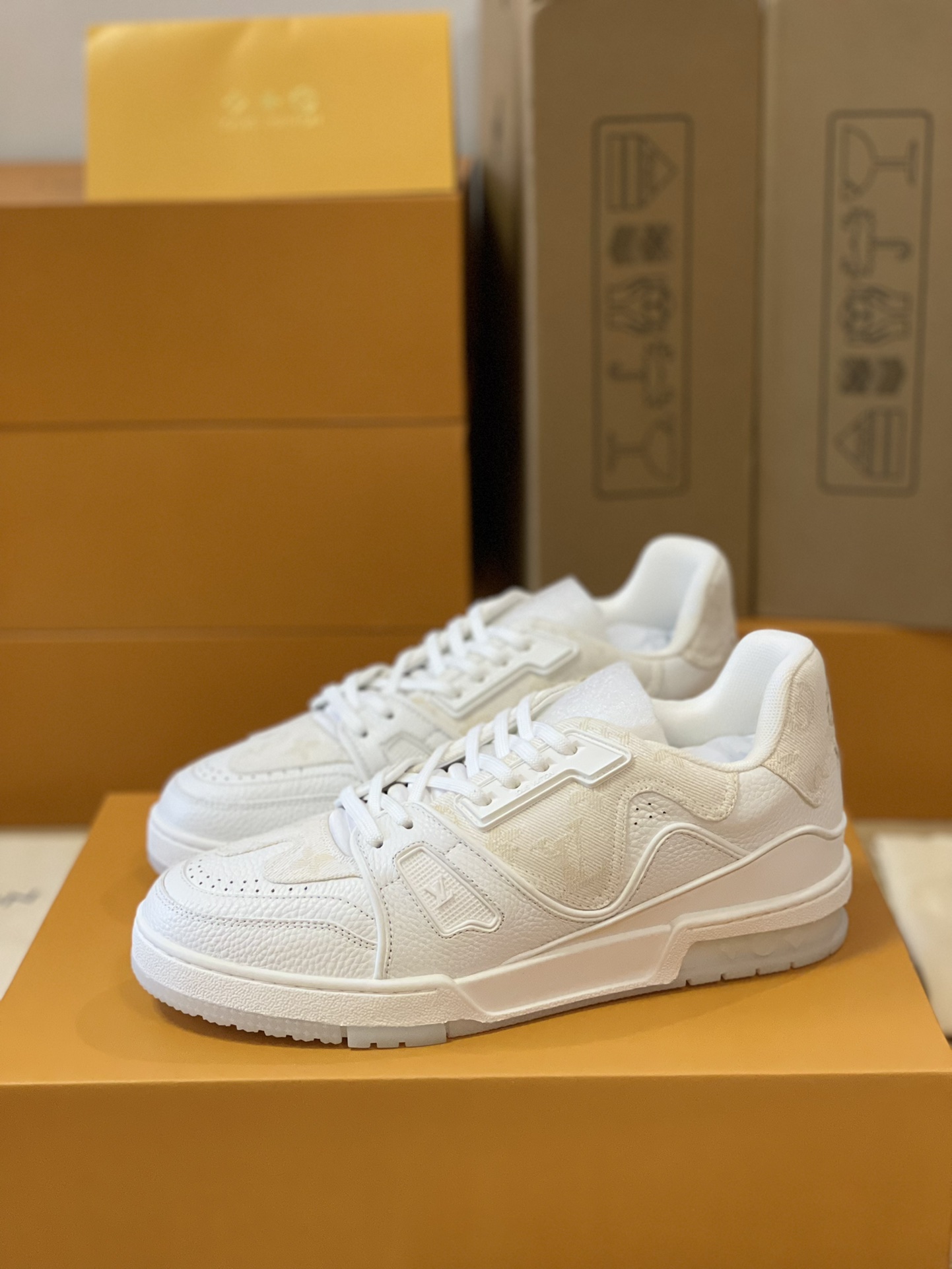 LV A貨全白運動鞋 清新壓紋老花設計百搭款 街頭簡約風|超A仿原單精品圖片 14 LV A貨全白運動鞋 清新壓紋老花設計百搭款 街頭簡約風|歐美奢侈品精品推薦