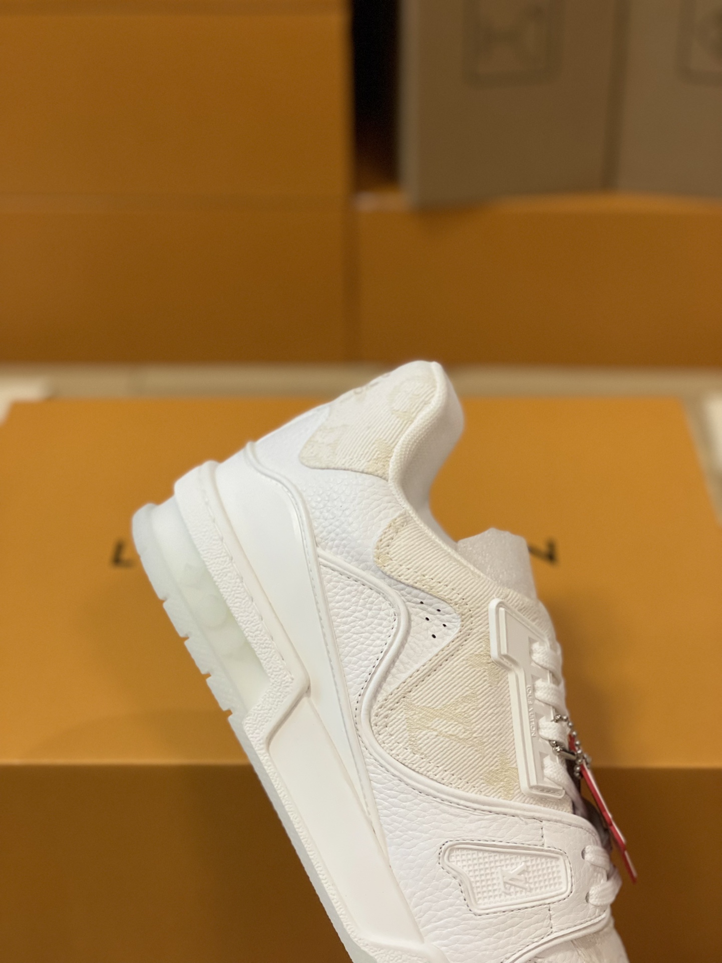 LV A貨全白運動鞋 清新壓紋老花設計百搭款 街頭簡約風｜歐美奢侈品精品推薦