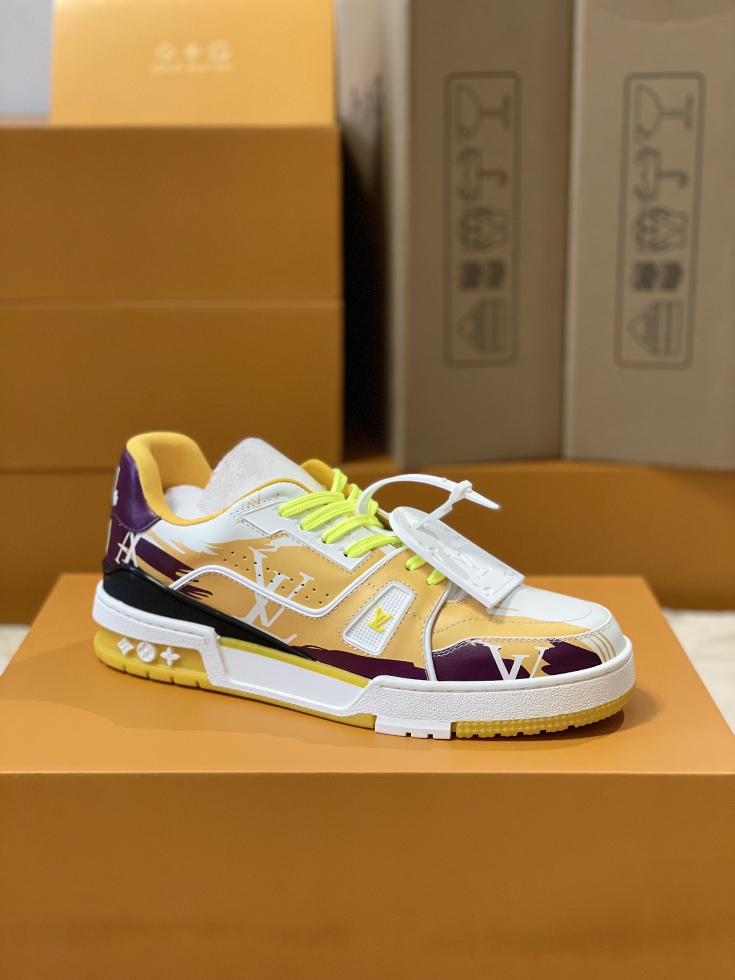 LV 精品仿製撞色運動鞋 紫黃配色塗鴉款 潮流設計感十足之選｜歐美奢侈品精品推薦