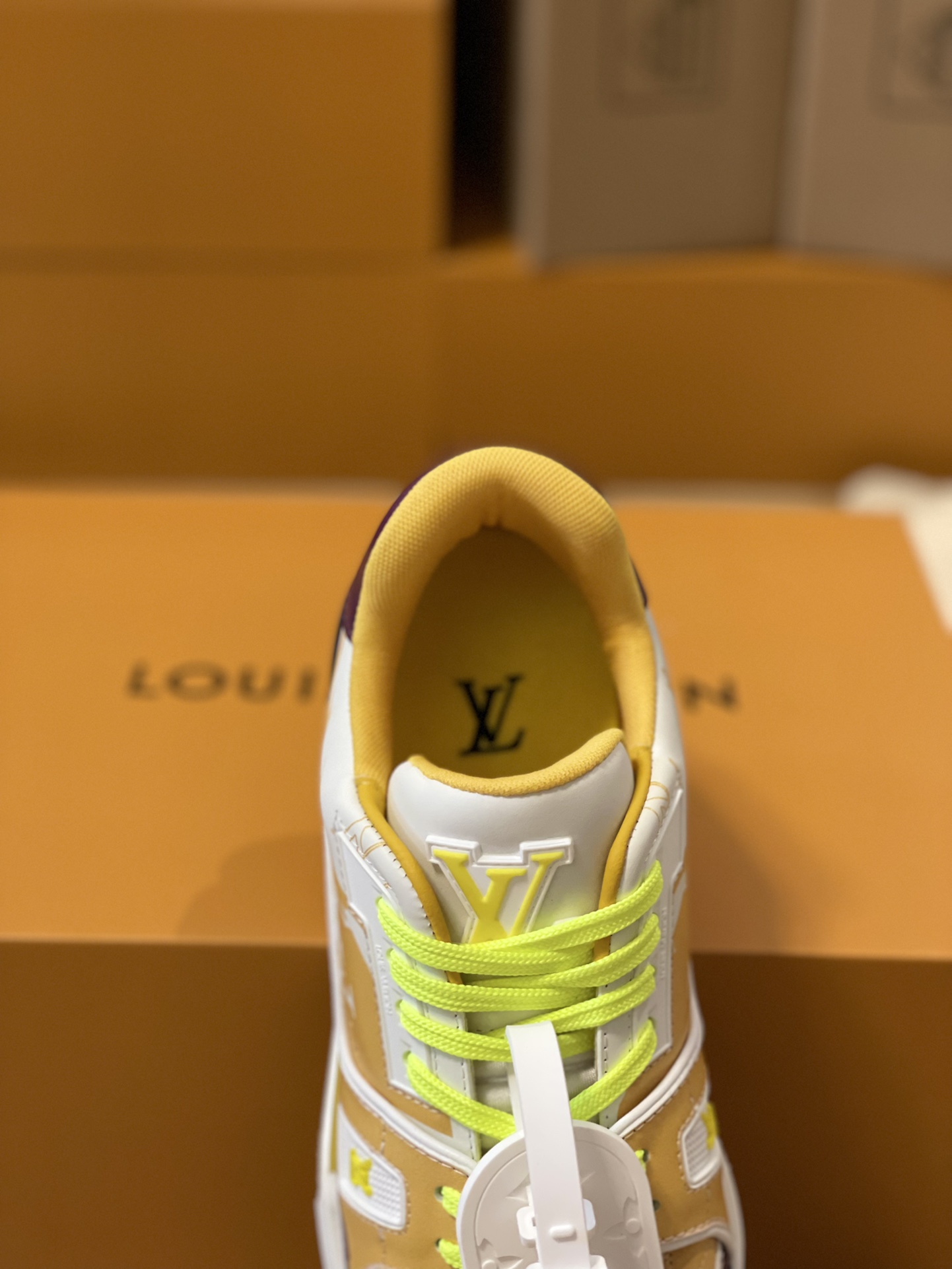 LV 精品仿製撞色運動鞋 紫黃配色塗鴉款 潮流設計感十足之選｜歐美奢侈品精品推薦