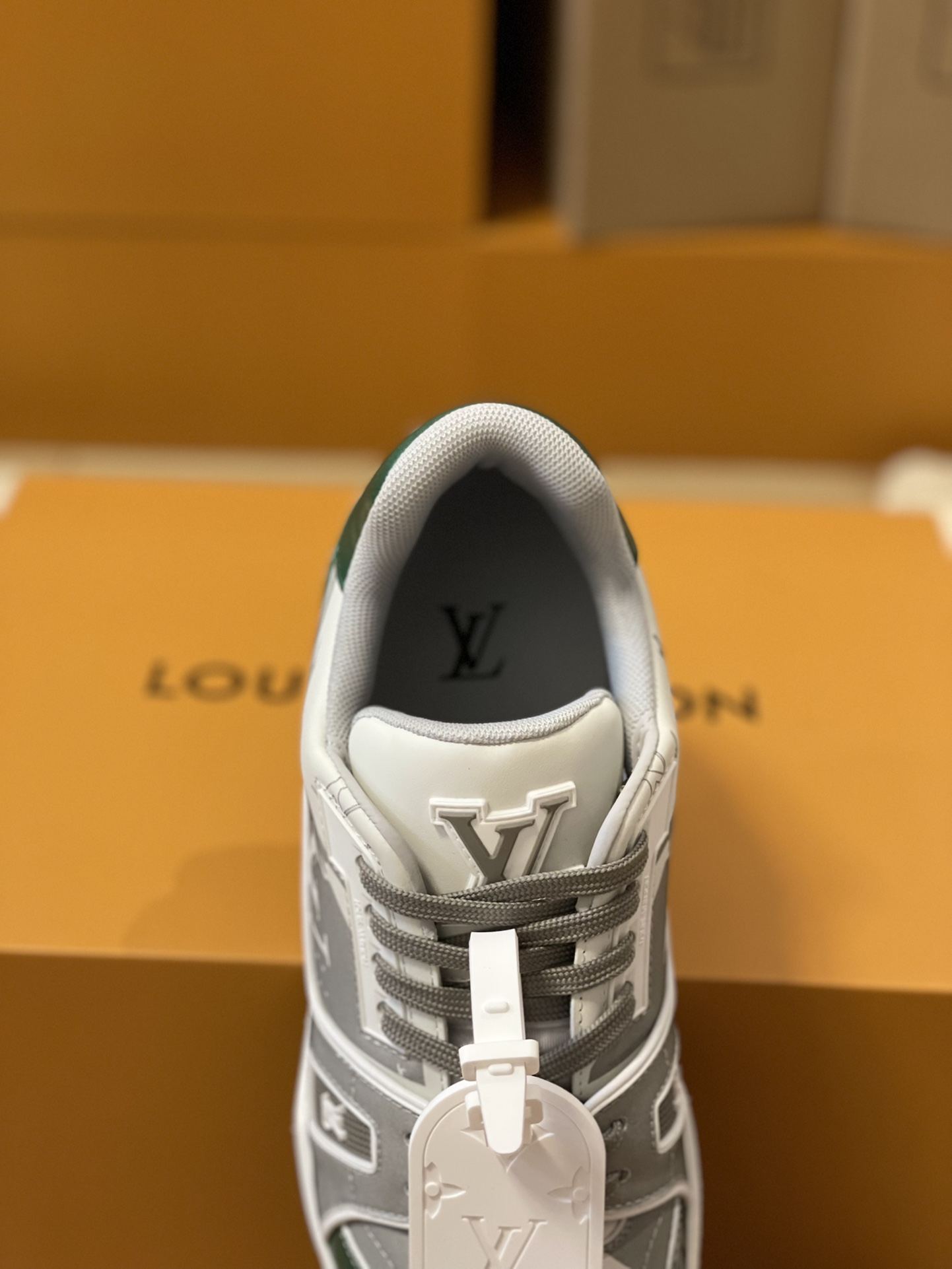 LV 一比一撞色運動鞋 綠灰配色復古設計 對標潮流街頭穿搭｜歐美奢侈品精品推薦