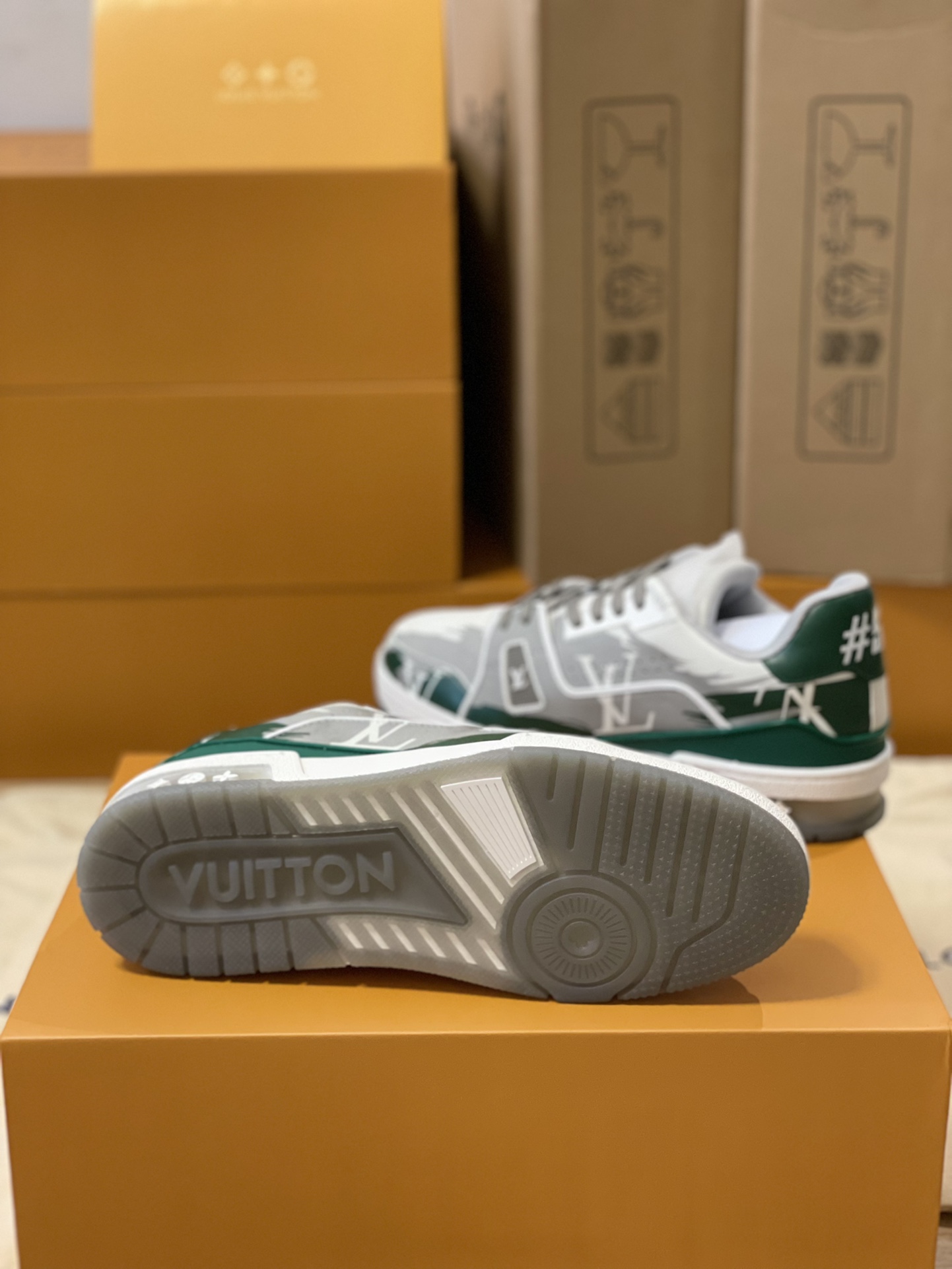 LV 一比一撞色運動鞋 綠灰配色復古設計 對標潮流街頭穿搭｜歐美奢侈品精品推薦