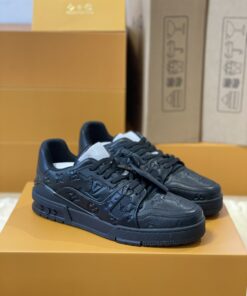 LV 精品仿製黑色運動鞋 Monogram壓紋全皮面 簡約奢華風格款