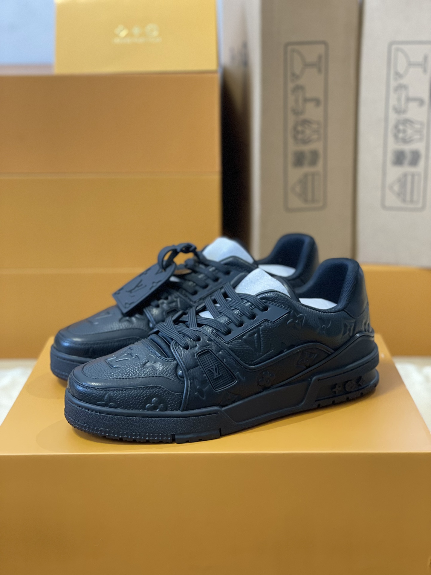 LV 精品仿製黑色運動鞋 Monogram壓紋全皮面 簡約奢華風格款｜歐美奢侈品精品推薦